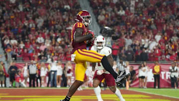 Sep 17, 2022; Los Angeles, California, USA; Southern California Trojans tight end Malcolm Epps (19) catches a touchdown pass against the Fresno State Bulldogs in the second half at United Airlines Field at Los Angeles Memorial Coliseum. Mandatory Credit: Kirby Lee-USA TODAY Sports