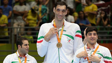 Morteza Mehrzadselakjani, es el hombre más alto del mundo 