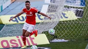 Artilheiro do Brasileirão 2020, Thiago Galhardo comenta sobre início da carreira, revela propostas e diz quando vai se aposentar. 