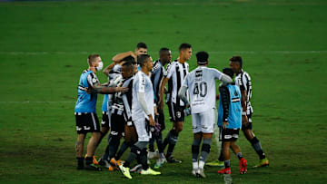 Sem treinador desde que dispensou Bruno Lazaroni, o Botafogo pensou em contar com o cartola Carlos Augusto Montenegro à beira do campo. 