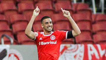 Thiago Galhardo comemora gol contra o Flamengo.