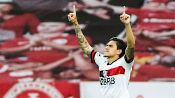 Pedro e Gabigol podem atuar juntos, mas, hoje, separados, o camisa 21 fica com a vaga no onze inicial. E o ‘9’ tem que entender.