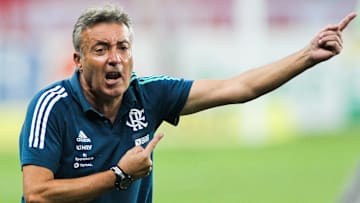 Domènec Torrent tem alta multa rescisória, calendário apertado, lesões e Marcos Braz, ao seu favor. Treinador balança. 