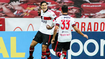 O Flamengo vai comprar Pedro e trabalha para prolongar empréstimo de Thiago Maia.