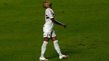 Lesionado, Dani Alves deve desfalcar o São Paulo por mais de um mês. 