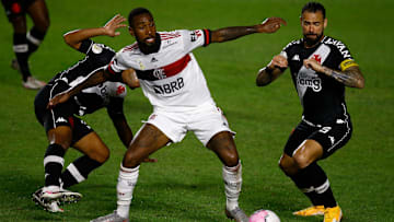 Flamengo e Vasco se enfrentam pelo Campeonato Brasileiro. 
