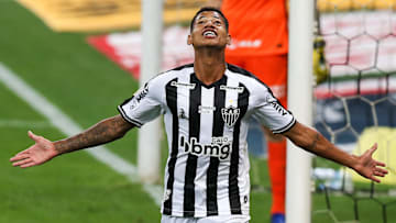 Atacante Marrony entra em campo pendurado Atacante Marrony entra em campo pendurado