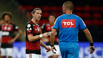 Com passe errado de Filipe Luis, o Flamengo perdeu para o Fluminense, deixou de encostar no São Paulo e alcançou topo de ranking negativo na temporada