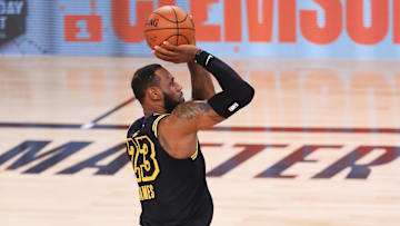 LeBron James tuvo una excelente actuación en el cierre del Juego 5, pese a caer derrotados