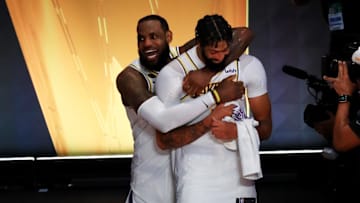 Anthony Davis aún espera la oferta de los Lakers 