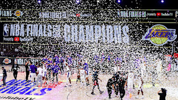 La fanática de los Lakers acusa ser atacada por la policía durante la celebración en 2020