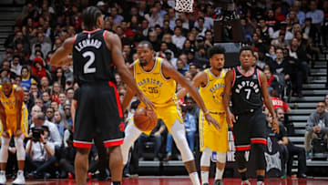 TORONTO, CANADA - NOVEMBER 29: Kevin Durant #35 of the Golden State Warriors plays defense against Kawhi Leonard #2 of the Toronto Raptors on November 29, 2018 at the Scotiabank Arena in Toronto, Ontario, Canada. NOTE TO USER: User expressly acknowledges and agrees that, by downloading and or using this Photograph, user is consenting to the terms and conditions of the Getty Images License Agreement. Mandatory Copyright Notice: Copyright 2018 NBAE (Photo by Mark Blinch/NBAE via Getty Images)