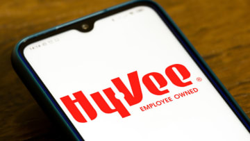 BRAZIL - 2020/09/25: In this photo illustration the Hy-Vee logo seen displayed on a smartphone. (Photo Illustration by Rafael Henrique/SOPA Images/LightRocket via Getty Images)
