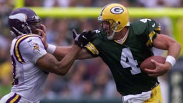 Minnesota Vikings vs green Bay Packers Sept. 26, 1999 -- Green Bay Packer Quarterback Brett Favre, 4, Straight arms Minnesota Vikings linebacker,Dwayne Rudd,57, during the fourth quarter drive.(Photo By JERRY HOLT/Star Tribune via Getty Images)