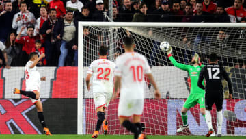 SEVILLE, SPAIN - FEBRUARY 21: David De Gea of Manchester United saves the header of Luis Muriel of Sevilla FC during the UEFA Champions League Round of 16 First Leg match between Sevilla FC and Manchester United at Estadio Ramon Sanchez Pizjuan on February 21, 2018 in Seville, Spain. (Photo by Chris Brunskill Ltd/Getty Images)