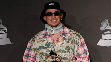 Un lujoso anillo en el dedo de la novia de Bad Bunny podría confirmar el compromiso de la pareja