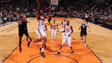PHOENIX, AZ - JANUARY 8: T.J. Warren #12 of the Phoenix Suns shoots the ball against the Sacramento Kings on January 8, 2019 at Talking Stick Resort Arena in Phoenix, Arizona. NOTE TO USER: User expressly acknowledges and agrees that, by downloading and or using this photograph, user is consenting to the terms and conditions of the Getty Images License Agreement. Mandatory Copyright Notice: Copyright 2019 NBAE (Photo by Barry Gossage/NBAE via Getty Images)