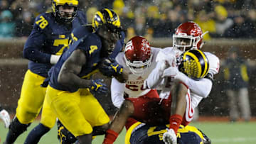 ANN ARBOR, MI - NOVEMBER 19: Michigan running back De'Veon Smith loses his helmet on a fourth quarter run during the Michigan Wolverines 20-10 win over the Indiana Hoosiers, Saturday, November 19, 2016 at Michigan Stadium in Ann Arbor, MI. (Photo by Lon Horwedel/Icon Sportswire via Getty Images)