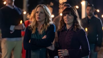 DEAD TO ME (L to R) CHRISTINA APPLEGATE as JEN HARDING, LINDA CARDELLINI as JUDY HALE in episode 7 of DEAD TO ME. Cr. SAEED ADYANI/NETFLIX © 2020