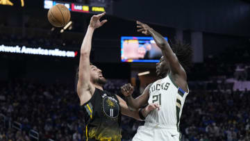 SAN FRANCISCO, CALIFORNIA - MARCH 11: Jrue Holiday #21 of the Milwaukee Bucks passes the ball over the top of Klay Thompson #11 of the Golden State Warriors during the third quarter at Chase Center on March 11, 2023 in San Francisco, California. NOTE TO USER: User expressly acknowledges and agrees that, by downloading and or using this photograph, User is consenting to the terms and conditions of the Getty Images License Agreement. (Photo by Thearon W. Henderson/Getty Images)