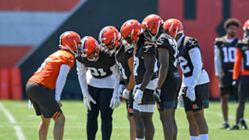 BEREA, OH - JUNE 16: Quarterback Baker Mayfield #6 of the Cleveland Browns delivers a play call to the offense during a mini camp at the Cleveland Browns training facility on June 16, 2021 in Berea, Ohio. (Photo by Nick Cammett/Getty Images)