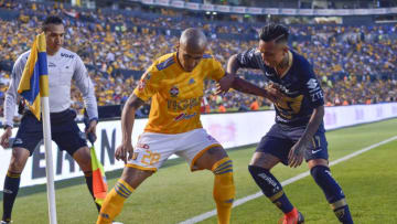 Tigres fullback "Chaka" Rodríguez holds off Pumas winger Martín Rodríguez during their Clausura 2019 match. (Photo by Azael Rodriguez/Getty Images)