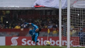 MEXICO CITY, MEXICO - APRIL 10: Alex Bono goalkeeper of Toronto dives for the ball during the semifinal second leg match between America and Toronto at Azteca Stadium on April 10, 2018 in Mexico City, Mexico. (Photo by Luis Licona/Getty Images)