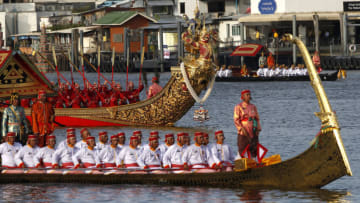 BANGKOK, THAILAND - 2019/10/17: Thai oarsmen row royal barges on Chao Phraya River during the first full dress procession rehearsals ahead of the royal coronation of Thailand's King Maha Vajiralongkorn Bodindradebayavarangkun (Rama X) in Bangkok. (Photo by Chaiwat Subprasom/SOPA Images/LightRocket via Getty Images)