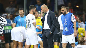 MILAN, ITALY - MAY 28: Coach of Real Madrid Zinedine Zidane chats with Isco during the UEFA Champions League final between Real Madrid and Club Atletico Madrid at Stadio Giuseppe Meazza, San Siro on May 28, 2016 in Milan, Italy. (Photo by Jean Catuffe/Getty Images)