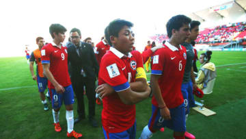 CHILLAN, CHILE - OCTOBER 28: Marcelo Allende (front) of Chile and team mates leave the pitch after the FIFA U-17 World Cup Chile 2015 Round of 16 match between Mexico and Chile at Estadio Nelson Oyarzun Arenas on October 28, 2015 in Chillan, Chile. (Photo by Alex Grimm - FIFA/FIFA via Getty Images)