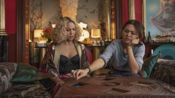 Glass Onion: A Knives Out Mystery (2022). (L-R) Kate Hudson as Birdie and Jessica Henwick as Peg. Cr. John Wilson/Netflix © 2022.