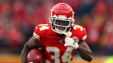 Darwin Thompson #34 of the Kansas City Chiefs returns a fumble recovery against the Houston Texans (Photo by Tom Pennington/Getty Images)