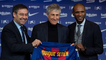 BARCELONA, SPAIN - JANUARY 14: Barcelona's new coach Quique Setien (C) holds a jersey with Barcelona's president Josep Maria Bartomeu (L) and Barcelona's Sports Director Eric Abidal (R) during his official presentation at the Camp Nou stadium in Barcelona on January 14, 2020, after signing his new contract with the club. (Photo by Adria Puig/Anadolu Agency via Getty Images)