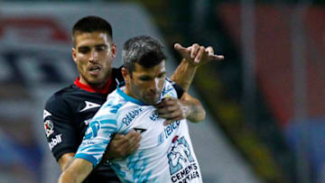 Emmanuel Gigliotti of Leon controls the ball against Ventura Alvarado of Atletico San Luis during the 4th round match between Leon and Atletico San Luis as part of the Torneo Guard1anes 2021 Liga MX at Leon Stadium on February 1, 2021 in Leon, Mexico. (Photo by Leopoldo Smith/Getty Images)