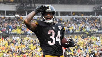 PITTSBURGH, PA - SEPTEMBER 18: DeAngelo Williams #34 of the Pittsburgh Steelers celebrates his touchdown reception in the fourth quarter during the game against the Cincinnati Bengals at Heinz Field on September 18, 2016 in Pittsburgh, Pennsylvania. (Photo by Joe Sargent/Getty Images)