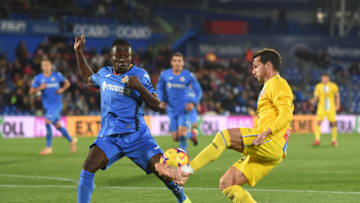 GETAFE, SPAIN - DECEMBER 01: Pablo Piatti of RCD Espanyol is challenged by Dakonam Djene of Getafe during the La Liga match between Getafe CF and RCD Espanyol at Coliseum Alfonso Perez on December 1, 2018 in Getafe, Spain. (Photo by Denis Doyle/Getty Images)