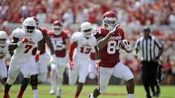 NORMAN, OK - SEPTEMBER 01: Wide receiver Lee Morris #84 of the Oklahoma Sooners breaks away from the Florida Atlantic Owls defense at Gaylord Family Oklahoma Memorial Stadium on September 1, 2018 in Norman, Oklahoma. The Sooners defeated the Owls 63-14. (Photo by Brett Deering/Getty Images)