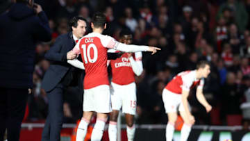 LONDON, ENGLAND - DECEMBER 22: Unai Emery, Manager of Arsenal gives instructions to Mesut Ozil of Arsenal during the Premier League match between Arsenal FC and Burnley FC at Emirates Stadium on December 22, 2018 in London, United Kingdom. (Photo by Julian Finney/Getty Images)