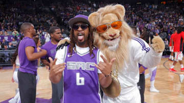 SACRAMENTO, CA - OCTOBER 18: American rapper Lil Jon poses for a photo with Sacramento Kings mascot Slamson during the game between the Houston Rockets and Sacramento Kings on October 18, 2017 at Golden 1 Center in Sacramento, California. NOTE TO USER: User expressly acknowledges and agrees that, by downloading and or using this photograph, User is consenting to the terms and conditions of the Getty Images Agreement. Mandatory Copyright Notice: Copyright 2017 NBAE (Photo by Rocky Widner/NBAE via Getty Images)