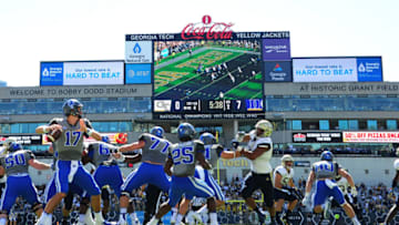 ATLANTA, GA - OCTOBER 13: Daniel Jones #17 of the Duke Blue Devils passes against the Georgia Tech Yellow Jackets on October 13, 2018 in Atlanta, Georgia. (Photo by Scott Cunningham/Getty Images)