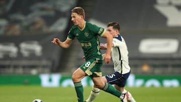 LONDON, ENGLAND - MAY 02: Sander Berge of Sheffield United and Pierre-Emile Hojbjerg of Tottenham Hotspur during the Premier League match between Tottenham Hotspur and Sheffield United at Tottenham Hotspur Stadium on May 2, 2021 in London, United Kingdom. Sporting stadiums around the UK remain under strict restrictions due to the Coronavirus Pandemic as Government social distancing laws prohibit fans inside venues resulting in games being played behind closed doors. (Photo by James Williamson - AMA/Getty Images)