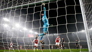 LONDON, ENGLAND - DECEMBER 02: David De Gea of Manchester United makes a save during the Premier League match between Arsenal and Manchester United at Emirates Stadium on December 2, 2017 in London, England. (Photo by Julian Finney/Getty Images)