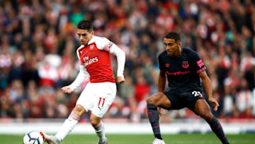LONDON, ENGLAND - SEPTEMBER 23: Lucas Torreira of Arsenal passes the ball under pressure from Dominic Calvert-Lewin of Everton during the Premier League match between Arsenal FC and Everton FC at Emirates Stadium on September 23, 2018 in London, United Kingdom. (Photo by Julian Finney/Getty Images)