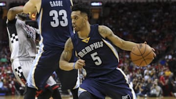 Nov 25, 2015; Houston, TX, USA; Memphis Grizzlies guard Courtney Lee (5) moves the ball during the fourth quarter against the Houston Rockets at Toyota Center. The Grizzlies defeated the Rockets 102-93. Mandatory Credit: Troy Taormina-USA TODAY Sports