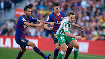 BARCELONA, SPAIN - NOVEMBER 11: Loren Moron (R) of Real Betis Balompie competes for the ball with Clement Lenglet (C) and Sergio Busquets of FC Barcelona during the La Liga match between FC Barcelona and Real Betis Balompie at Camp Nou on November 11, 2018 in Barcelona, Spain. (Photo by David Aliaga/MB Media/Getty Images)