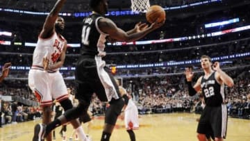 Jan 22, 2015; Chicago, IL, USA; Chicago Bulls center Nazr Mohammed (48) defends San Antonio Spurs forward JaMychal Green (41) during the second half at the United Center. The Chicago Bulls defeated the San Antonio Spurs 104-81. Mandatory Credit: David Banks-USA TODAY Sports