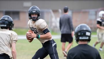 Auburn footballQuarterback Emory Williams gets set to pass during football practice at Milton High School on Monday, Aug. 8, 2022.Milton Hs Football Practice