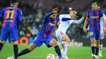 Barcelona's Uruguayan defender Ronald Araujo (L) fights for the ball with Benfica's Spanish defender Alex Grimaldo during the UEFA Champions League Group E football match between FC Barcelona and SL Benfica, at the Camp Nou stadium in Barcelona on November 23, 2021. (Photo by LLUIS GENE / AFP) (Photo by LLUIS GENE/AFP via Getty Images)