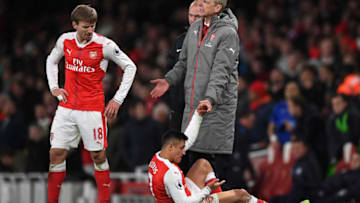 LONDON, ENGLAND - APRIL 26: Arsene Wenger, Manager of Arsenal reacts to an injured Alexis Sanchez of Arsenal during the Premier League match between Arsenal and Leicester City at the Emirates Stadium on April 26, 2017 in London, England. (Photo by Shaun Botterill/Getty Images)