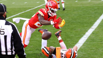 KANSAS CITY, MISSOURI - JANUARY 17: Running back Le'Veon Bell #26 of the Kansas City Chiefs has a pass broken up by outside linebacker Sione Takitaki #44 of the Cleveland Browns during the third quarter of the AFC Divisional Playoff game at Arrowhead Stadium on January 17, 2021 in Kansas City, Missouri. (Photo by Jamie Squire/Getty Images)
